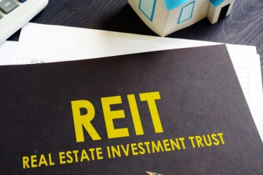 Top Monthly Dividend REITs for Steady Income Flow: A Handy Guide